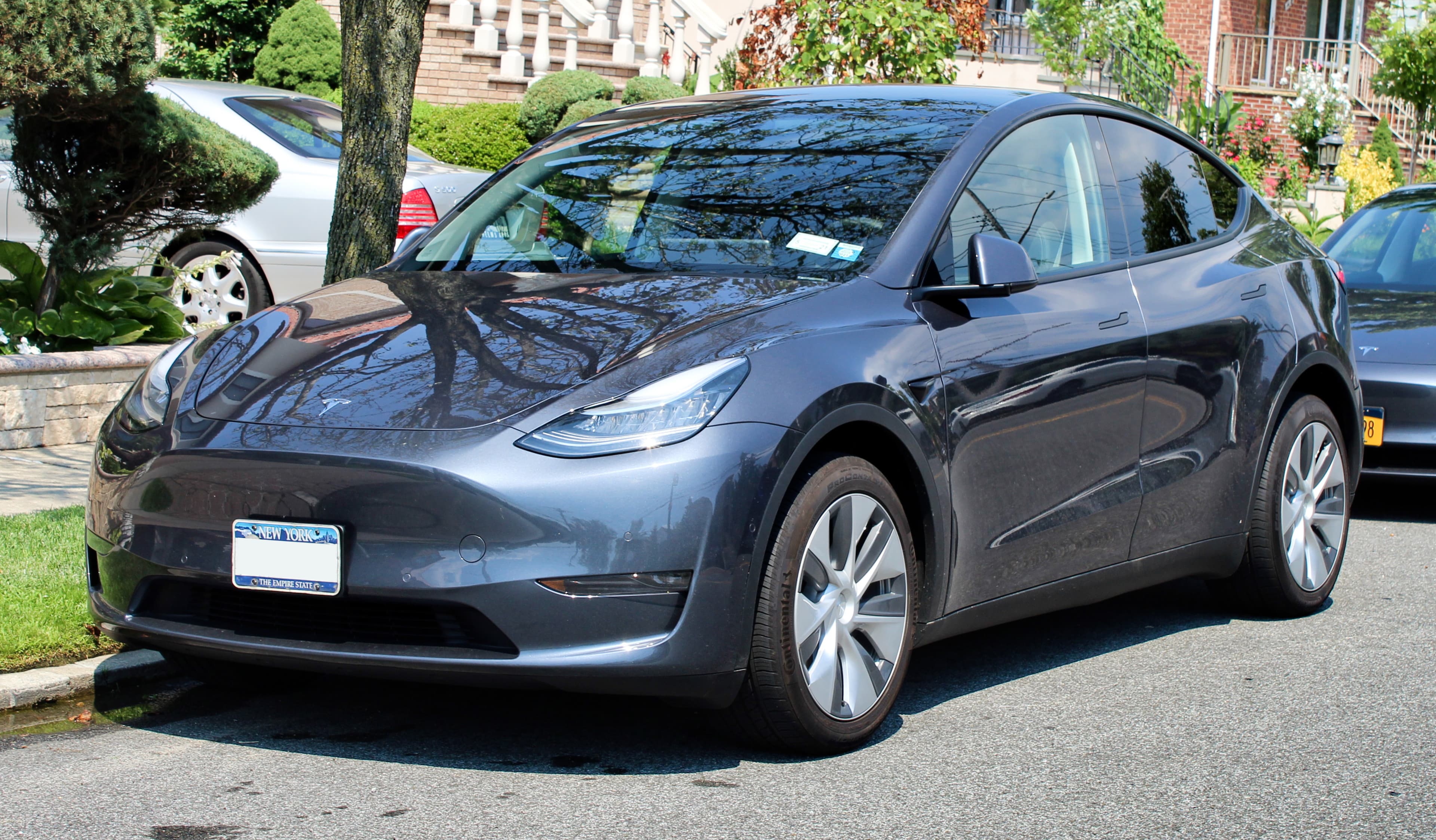 Tesla Model Y set forfra